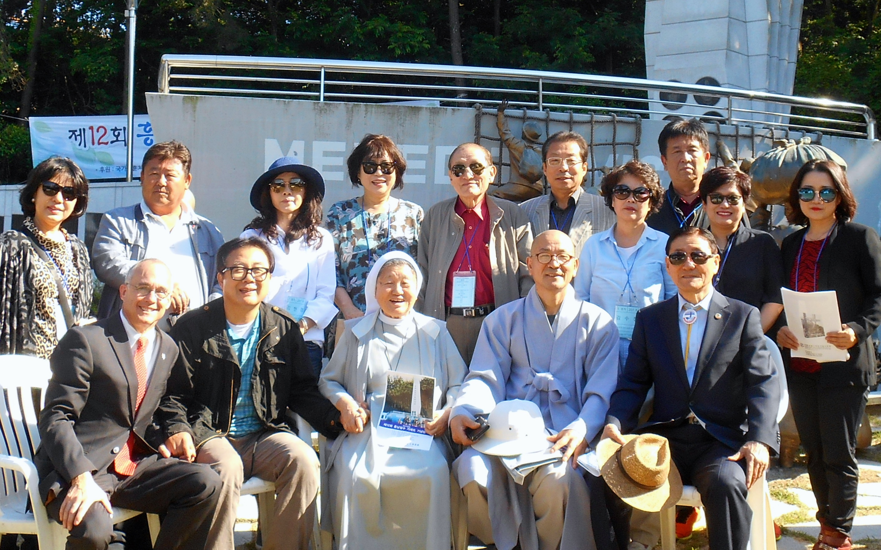 Ned with refugees at Geojo Island, 2017.