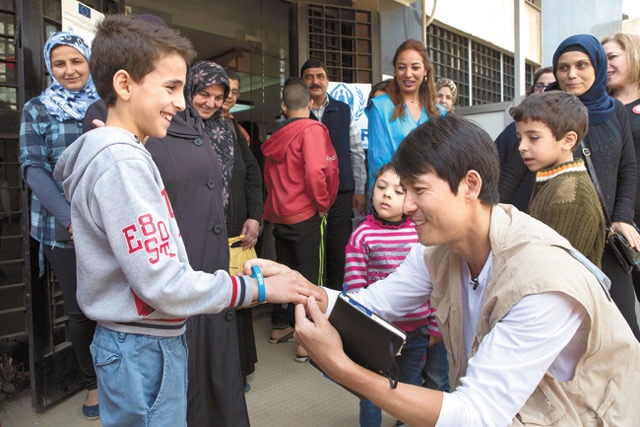 Jung Woo-sung visiting refugee camp in Lebanon