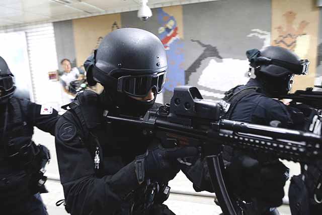 South Korean anti-terrorist units in a mock assault. (Reuters)
