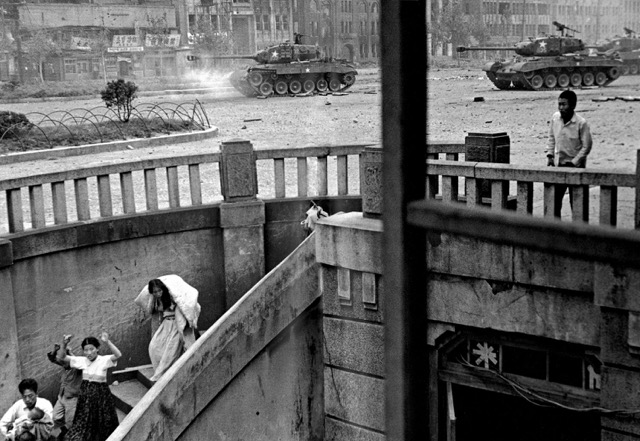 Civilians fleeing during fighting in Seoul, 1950