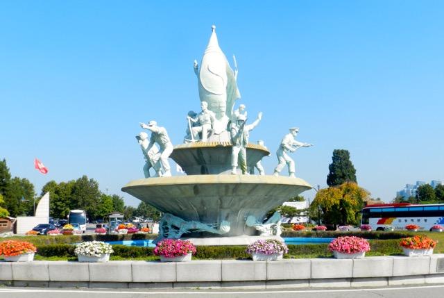 Statue at the entrance to Seoul National Cemetery