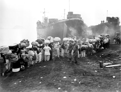 Refugees waiting to be evacuated at Hungnam