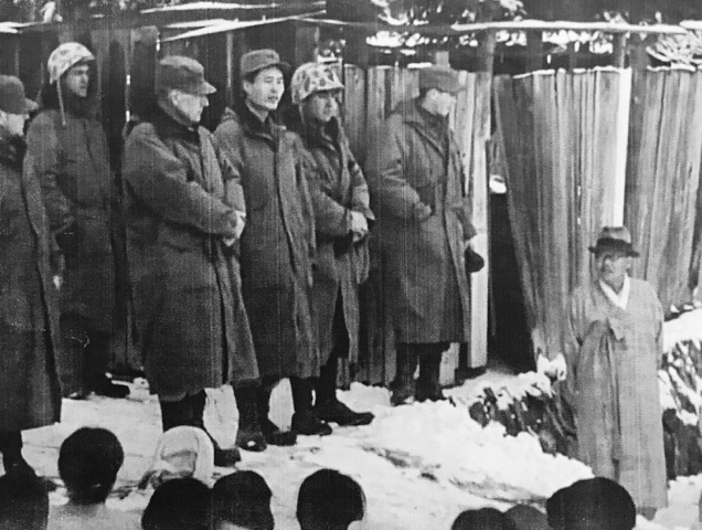 Lt. Lee (center) interpreting for a US Marine colonel (on left) as he addresses citizens of Hagaru-ri in November 1950.