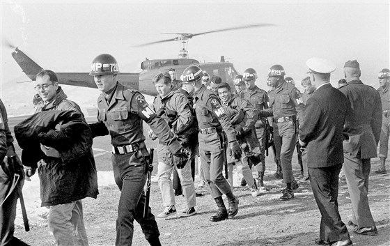 Released crewmen of the USS Pueblo are escorted by military police upon their arrival at the U.S. Army 121st Evacuation Hospital at Ascom City, South Korea, on Dec. 23, 1968. (PC: AP)