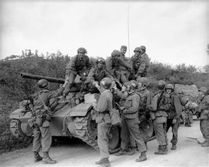 U.S. paratroopers greet First Cavalry Division tank crewmen at Sukchon, North Korea, in 1950. A week later the division's 8th Cavalry Regiment fought against two Chinese divisions at Unsan, suffering heavy casualties. Hundreds of US soldiers, including Rubin, would be captured. (PC: AP)