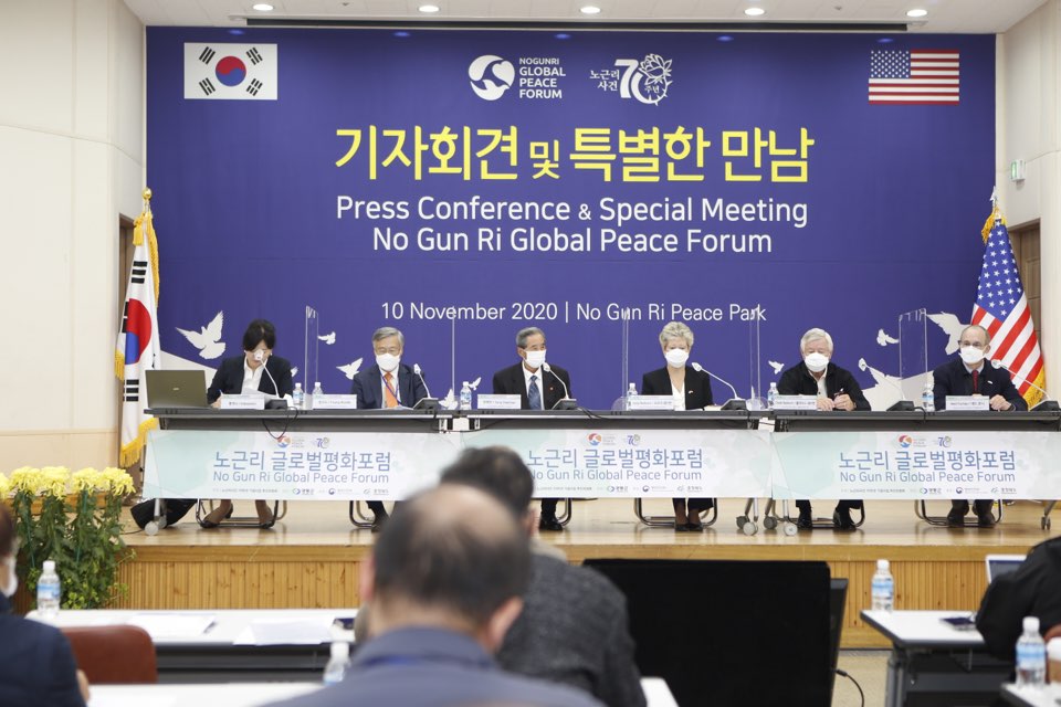Presenting at the No Gun Ri Peace Forum in November 2020. 