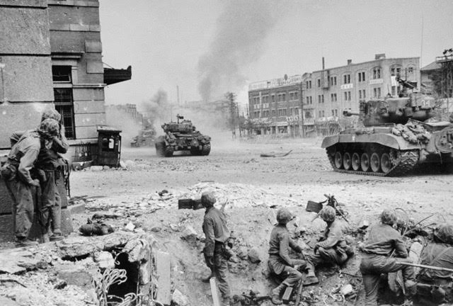 Marines fighting their way through Seoul, September 1950. (PC: USMC)